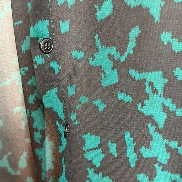 Guess sheer button down blouse. - Picture 4 of 10